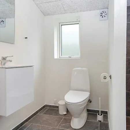 6 Person In Hemmet-by Traum