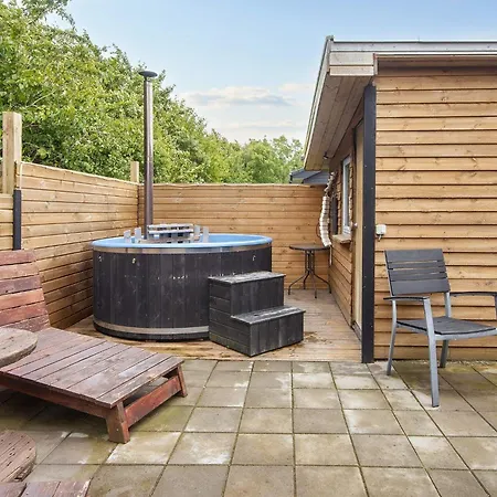 6 Person In Hemmet-by Traum